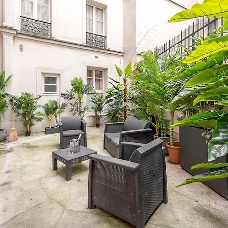 Bourd- Beyond Eiffel Tower Stylish Terrace Parijs